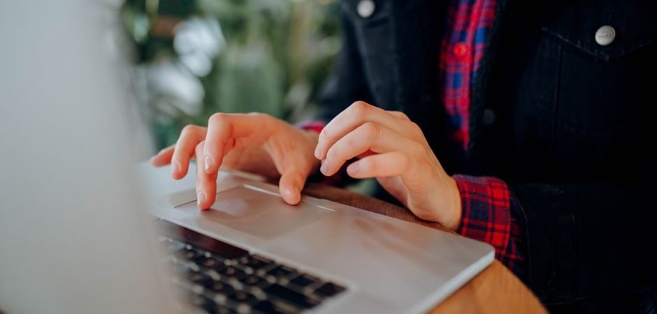 Why Your AI Auto Post Writer Defaults to US English (And How to Fix It)