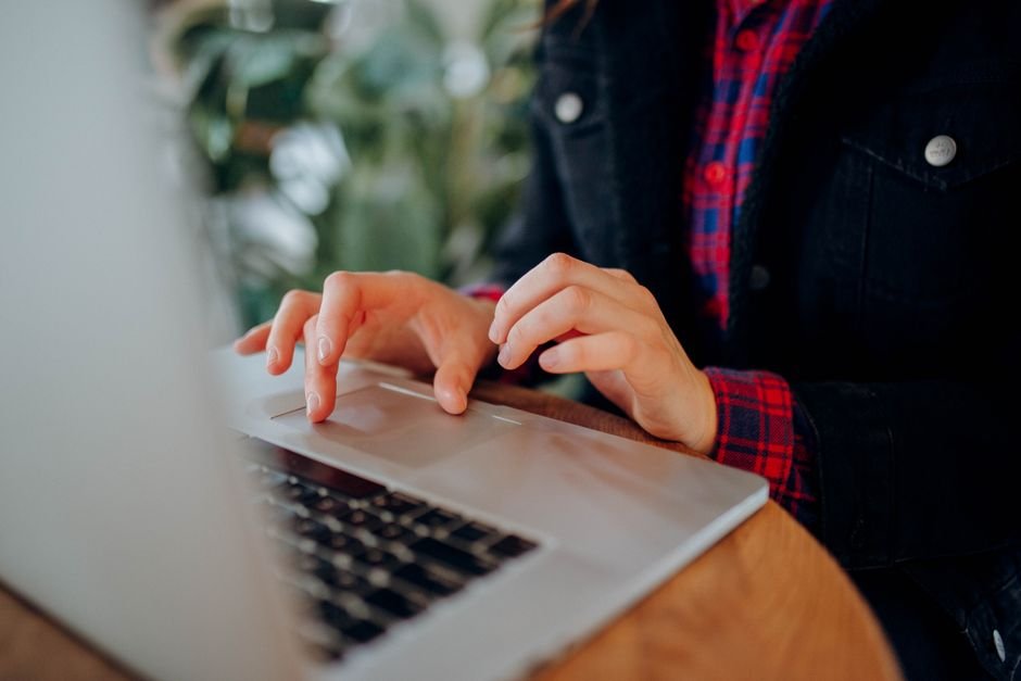 Why Your AI Auto Post Writer Defaults to US English (And How to Fix It)